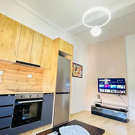 Pazari I Ri, Quiet And Stay, Self Check-in Тирана